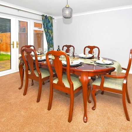 The Glade By Yourstays Huge Single Detached Holiday Home With Big Garden Newcastle-under-Lyme Eksteriør billede