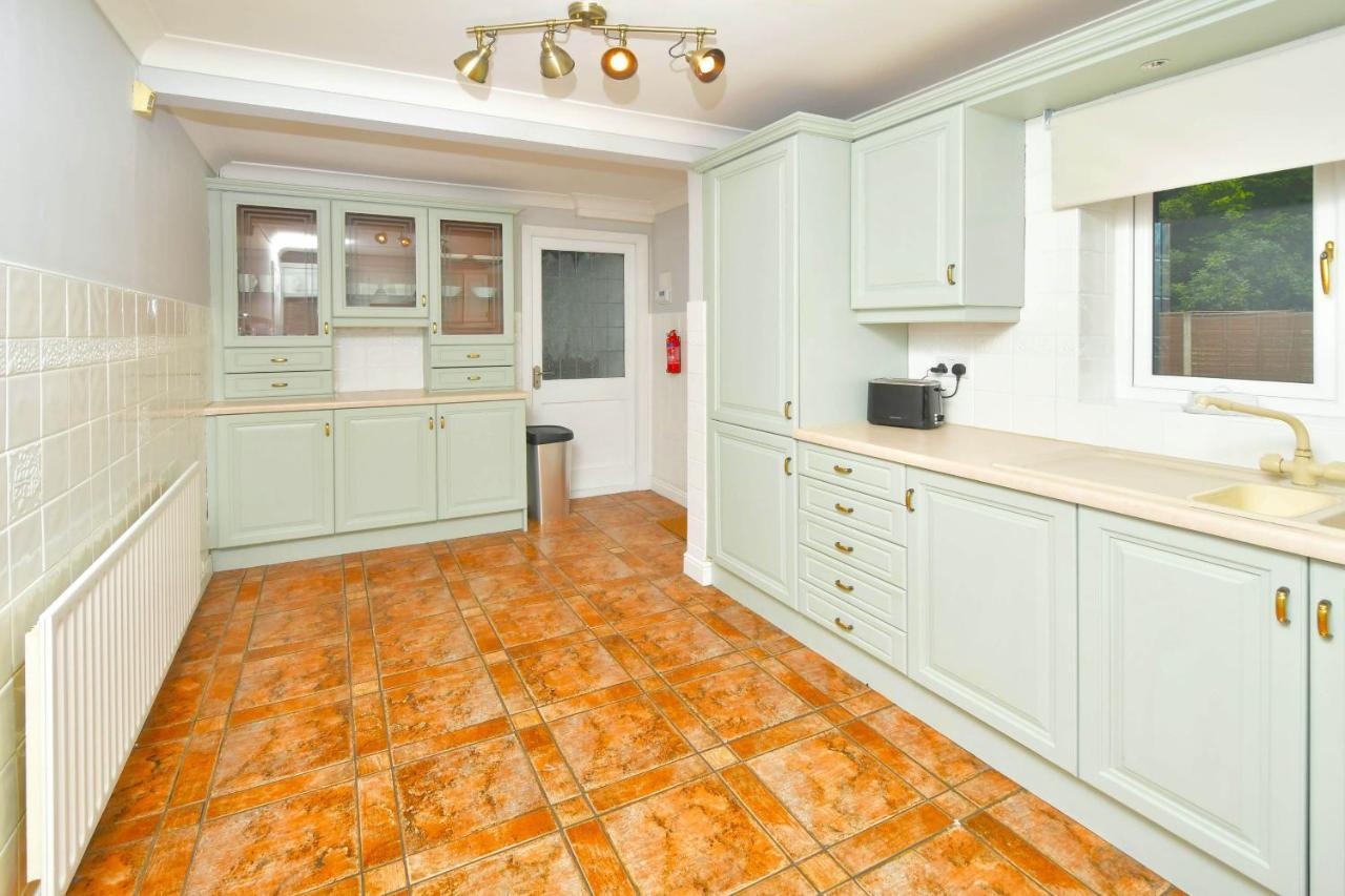 The Glade By Yourstays Huge Single Detached Holiday Home With Big Garden Newcastle-under-Lyme Eksteriør billede