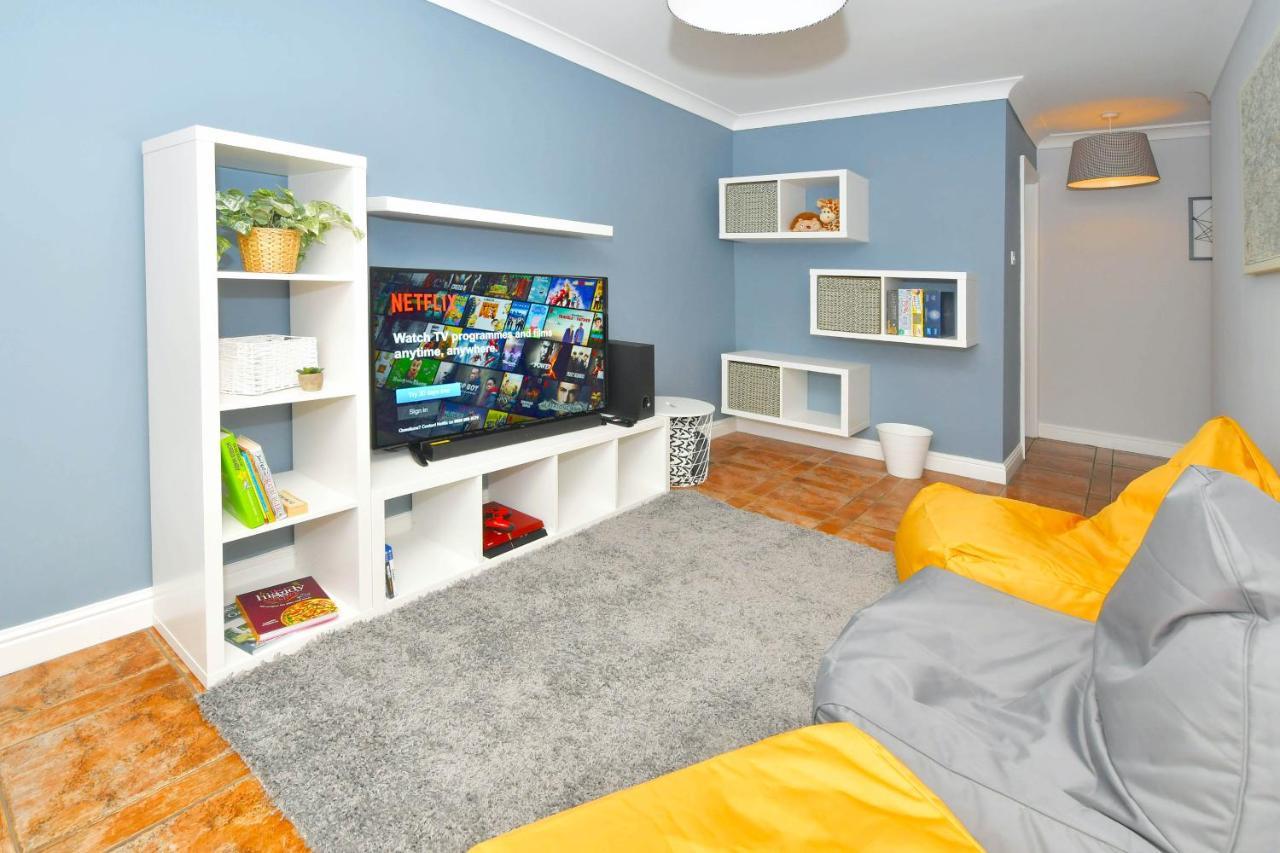 The Glade By Yourstays Huge Single Detached Holiday Home With Big Garden Newcastle-under-Lyme Eksteriør billede