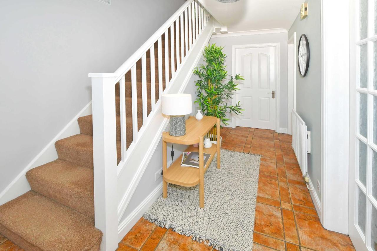 The Glade By Yourstays Huge Single Detached Holiday Home With Big Garden Newcastle-under-Lyme Eksteriør billede