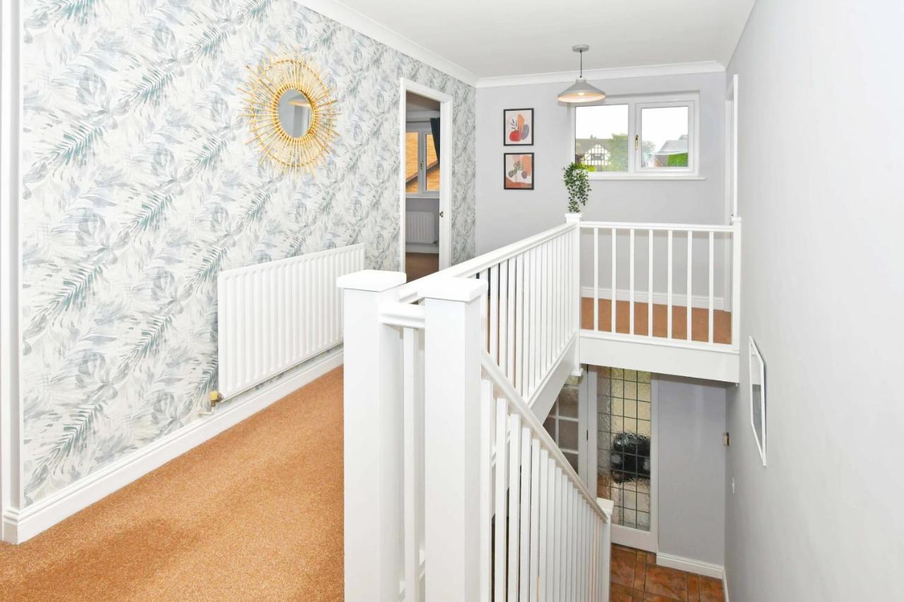 The Glade By Yourstays Huge Single Detached Holiday Home With Big Garden Newcastle-under-Lyme Eksteriør billede