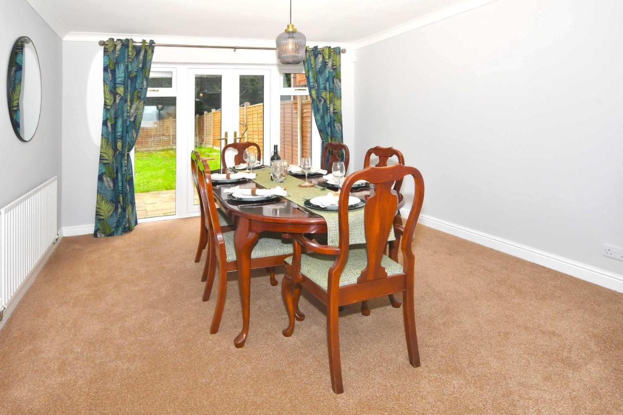 The Glade By Yourstays Huge Single Detached Holiday Home With Big Garden Newcastle-under-Lyme Eksteriør billede