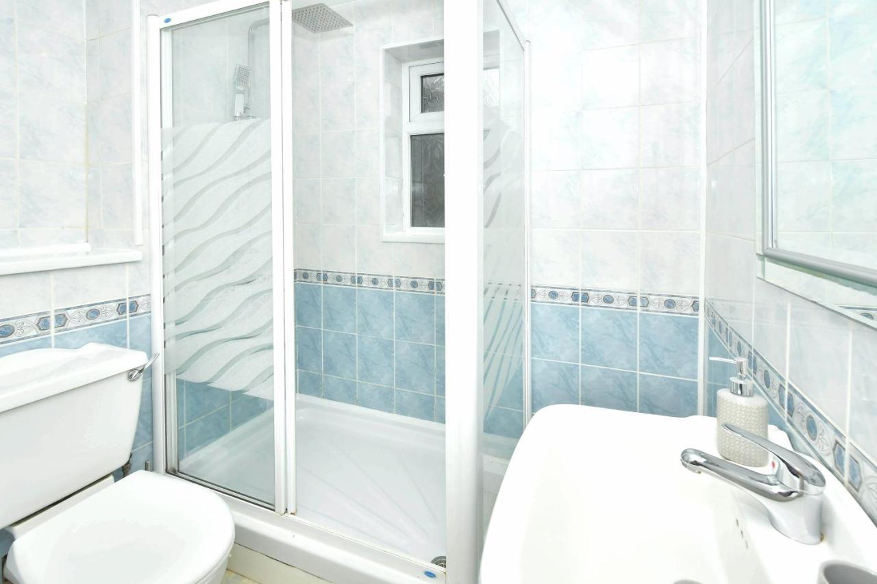 The Glade By Yourstays Huge Single Detached Holiday Home With Big Garden Newcastle-under-Lyme Eksteriør billede