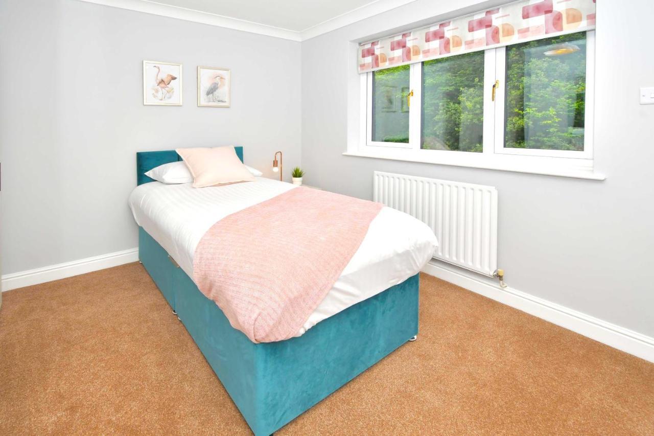 The Glade By Yourstays Huge Single Detached Holiday Home With Big Garden Newcastle-under-Lyme Eksteriør billede