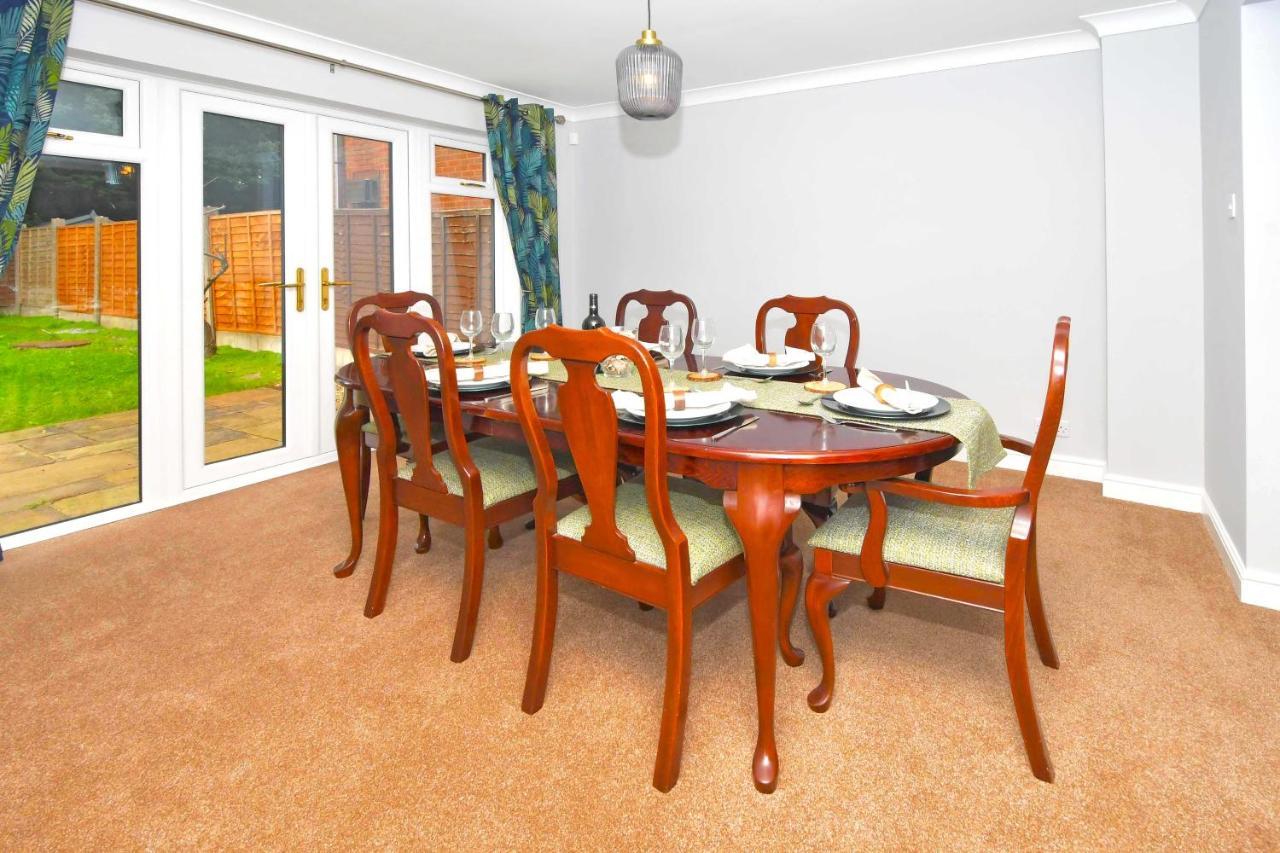 The Glade By Yourstays Huge Single Detached Holiday Home With Big Garden Newcastle-under-Lyme Eksteriør billede