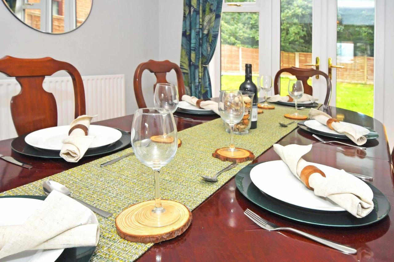 The Glade By Yourstays Huge Single Detached Holiday Home With Big Garden Newcastle-under-Lyme Eksteriør billede