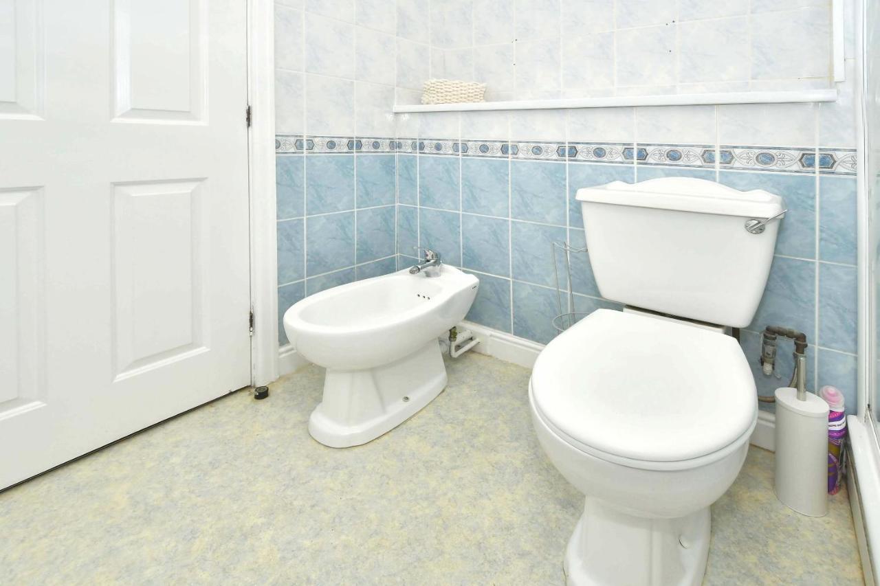 The Glade By Yourstays Huge Single Detached Holiday Home With Big Garden Newcastle-under-Lyme Eksteriør billede