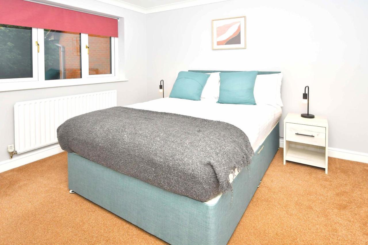The Glade By Yourstays Huge Single Detached Holiday Home With Big Garden Newcastle-under-Lyme Eksteriør billede