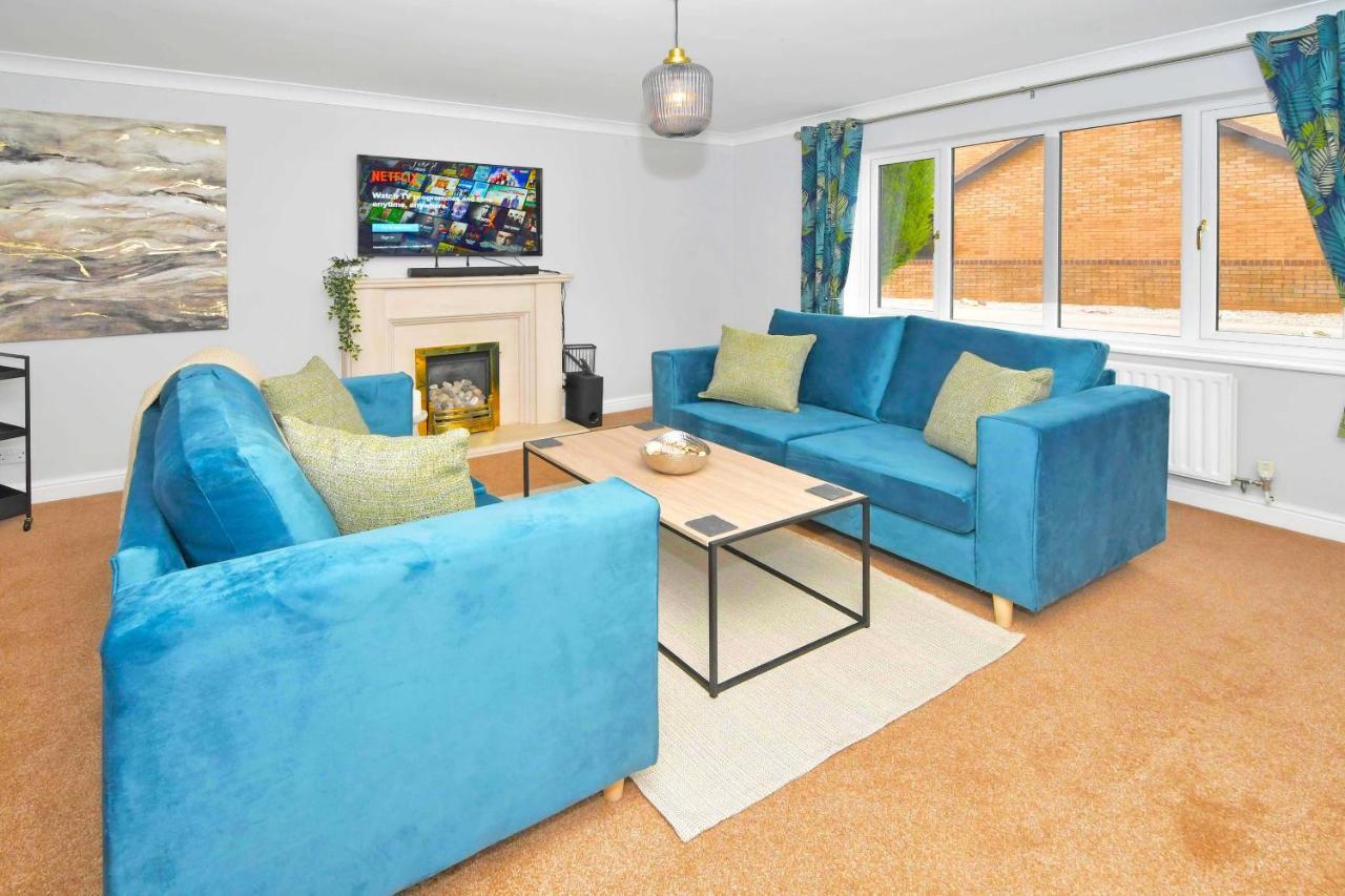The Glade By Yourstays Huge Single Detached Holiday Home With Big Garden Newcastle-under-Lyme Eksteriør billede