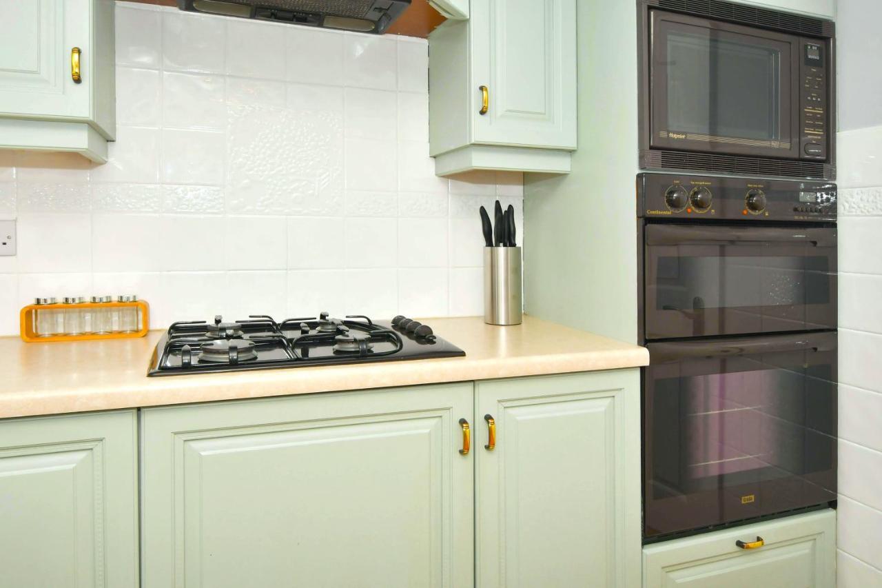 The Glade By Yourstays Huge Single Detached Holiday Home With Big Garden Newcastle-under-Lyme Eksteriør billede