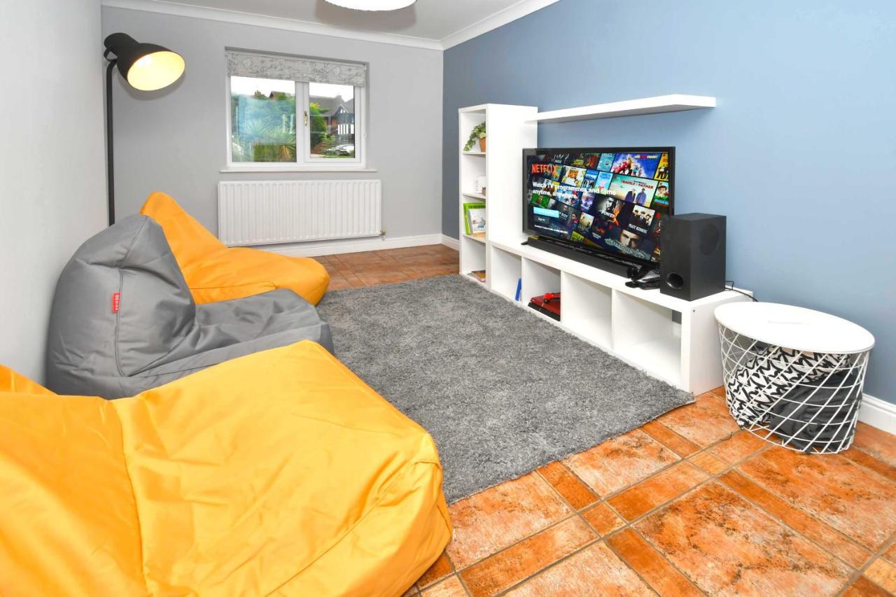The Glade By Yourstays Huge Single Detached Holiday Home With Big Garden Newcastle-under-Lyme Eksteriør billede