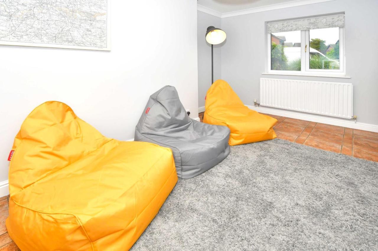 The Glade By Yourstays Huge Single Detached Holiday Home With Big Garden Newcastle-under-Lyme Eksteriør billede