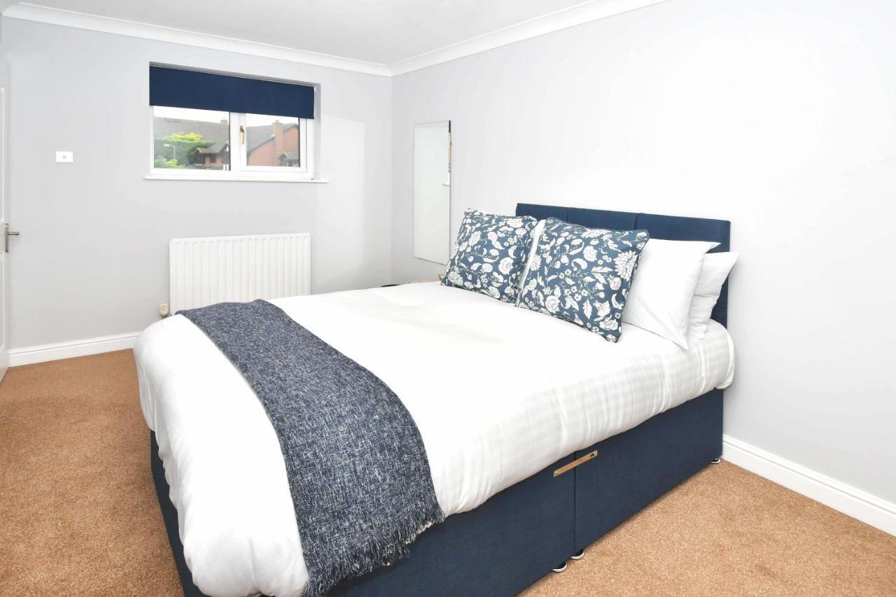 The Glade By Yourstays Huge Single Detached Holiday Home With Big Garden Newcastle-under-Lyme Eksteriør billede