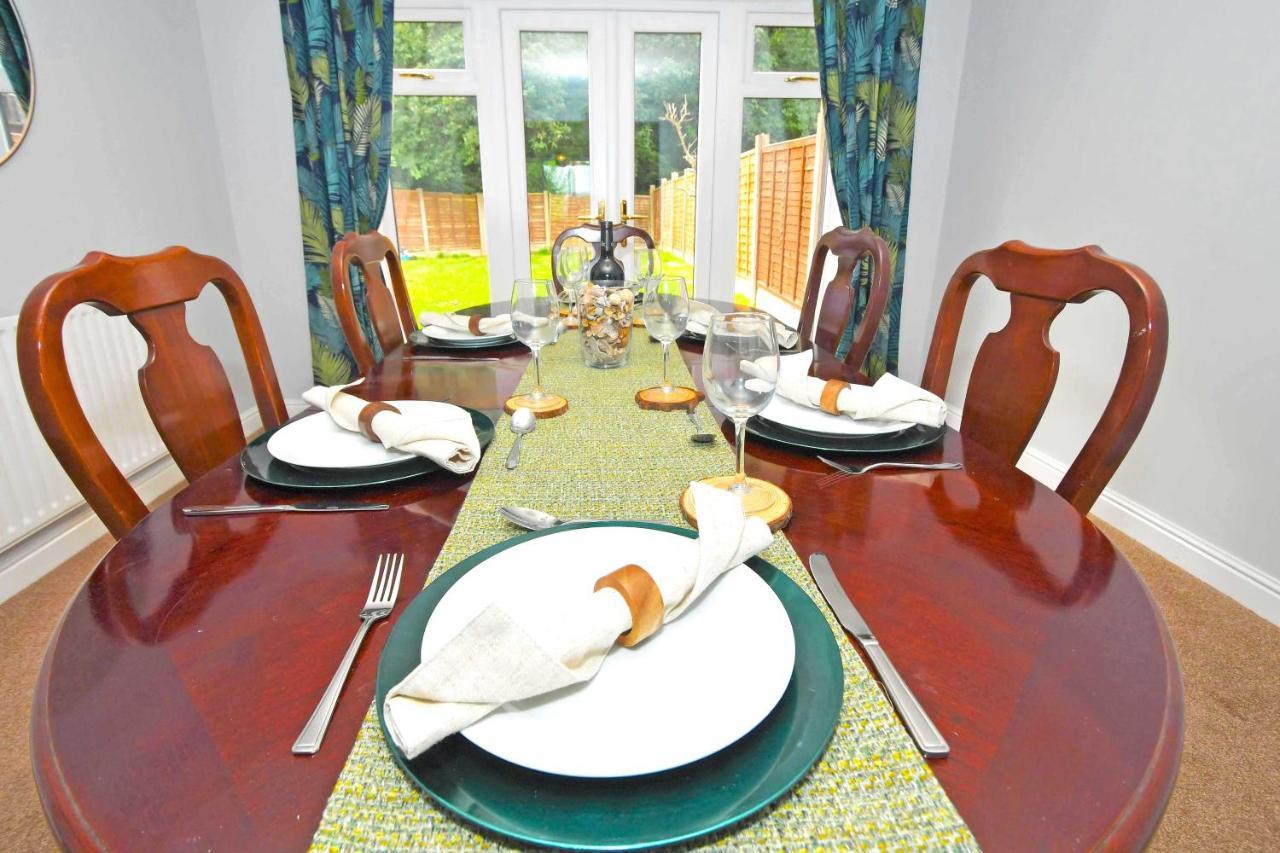 The Glade By Yourstays Huge Single Detached Holiday Home With Big Garden Newcastle-under-Lyme Eksteriør billede