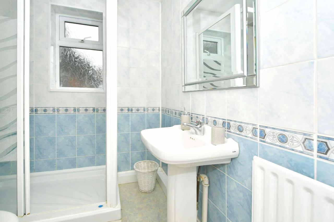 The Glade By Yourstays Huge Single Detached Holiday Home With Big Garden Newcastle-under-Lyme Eksteriør billede