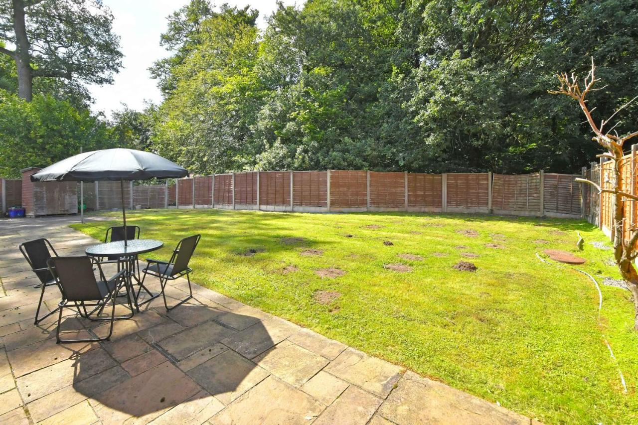 The Glade By Yourstays Huge Single Detached Holiday Home With Big Garden Newcastle-under-Lyme Eksteriør billede