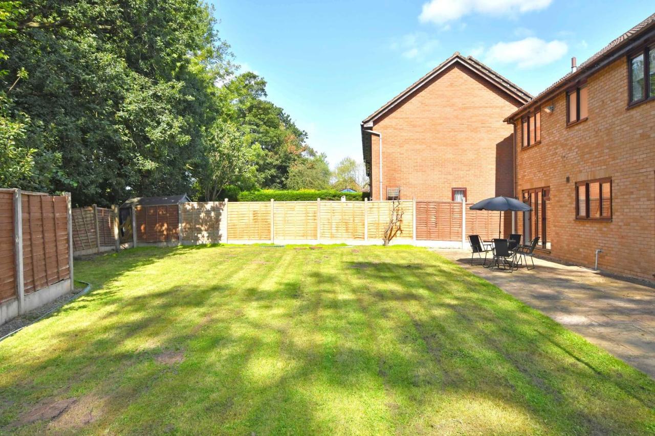 The Glade By Yourstays Huge Single Detached Holiday Home With Big Garden Newcastle-under-Lyme Eksteriør billede