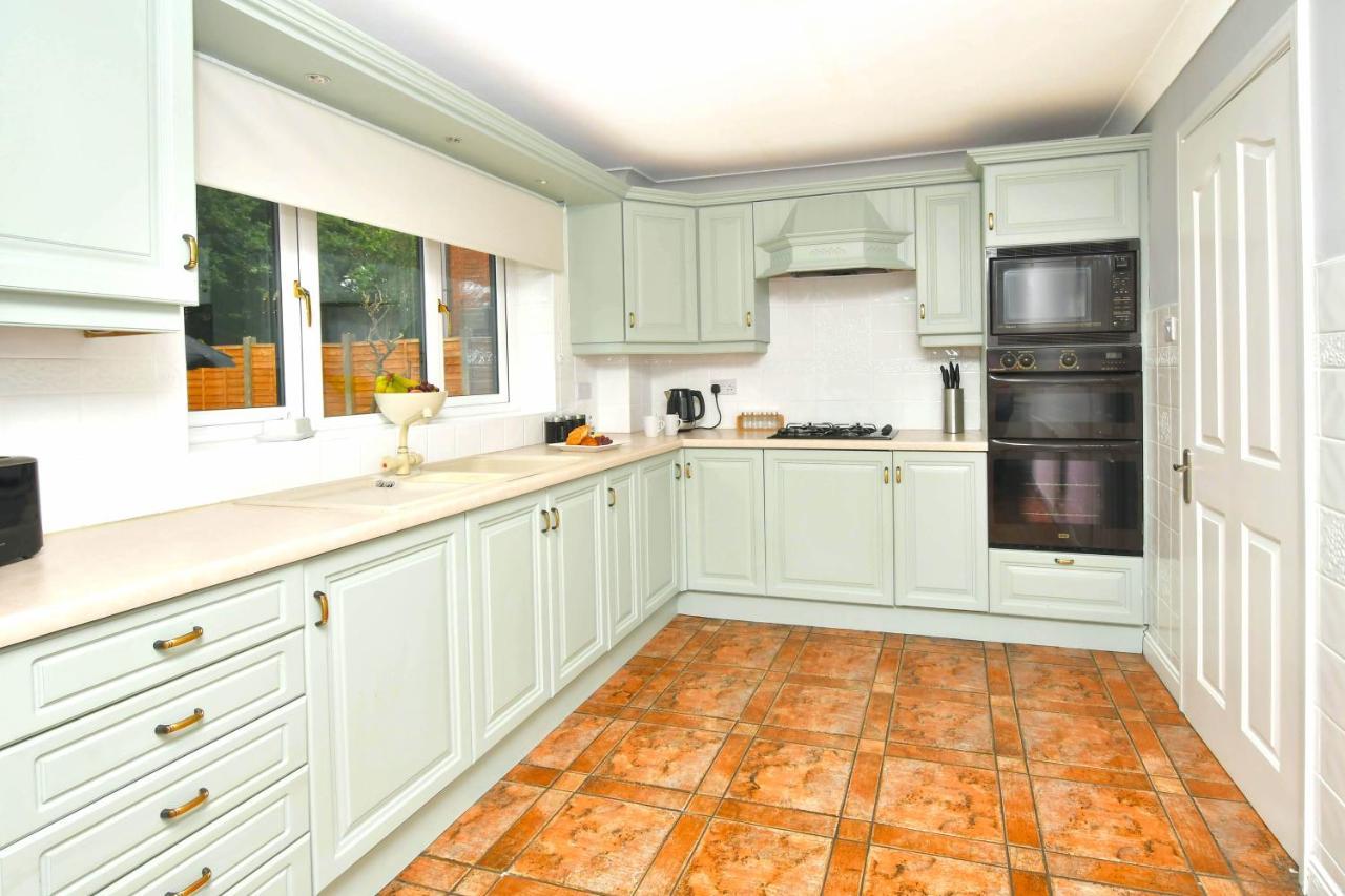 The Glade By Yourstays Huge Single Detached Holiday Home With Big Garden Newcastle-under-Lyme Eksteriør billede