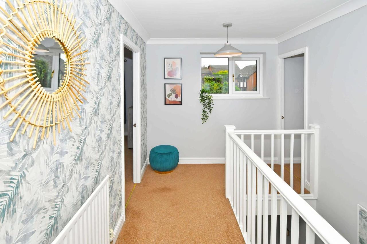 The Glade By Yourstays Huge Single Detached Holiday Home With Big Garden Newcastle-under-Lyme Eksteriør billede