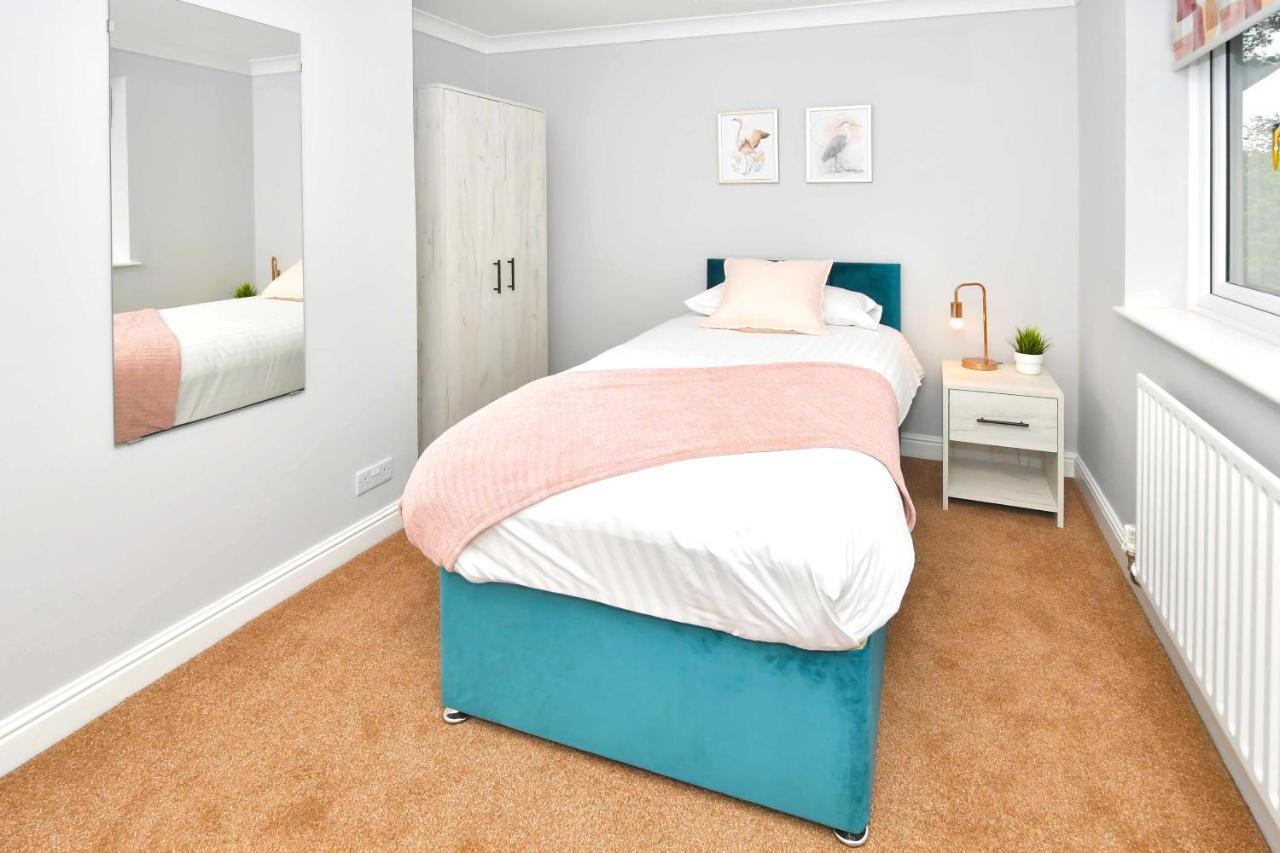 The Glade By Yourstays Huge Single Detached Holiday Home With Big Garden Newcastle-under-Lyme Eksteriør billede