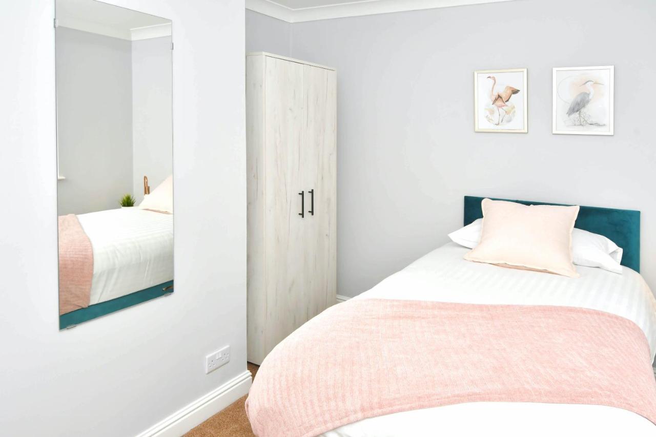 The Glade By Yourstays Huge Single Detached Holiday Home With Big Garden Newcastle-under-Lyme Eksteriør billede