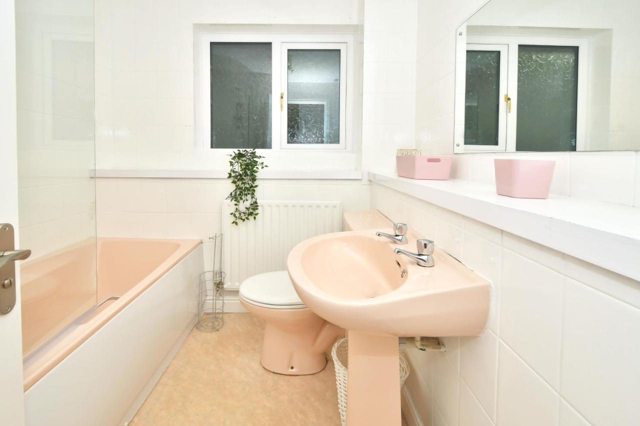 The Glade By Yourstays Huge Single Detached Holiday Home With Big Garden Newcastle-under-Lyme Eksteriør billede