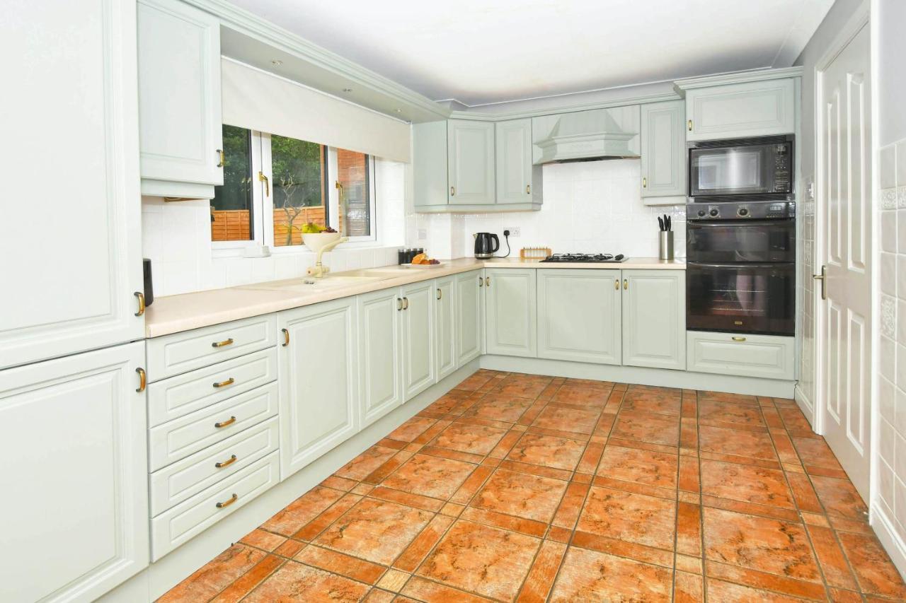 The Glade By Yourstays Huge Single Detached Holiday Home With Big Garden Newcastle-under-Lyme Eksteriør billede