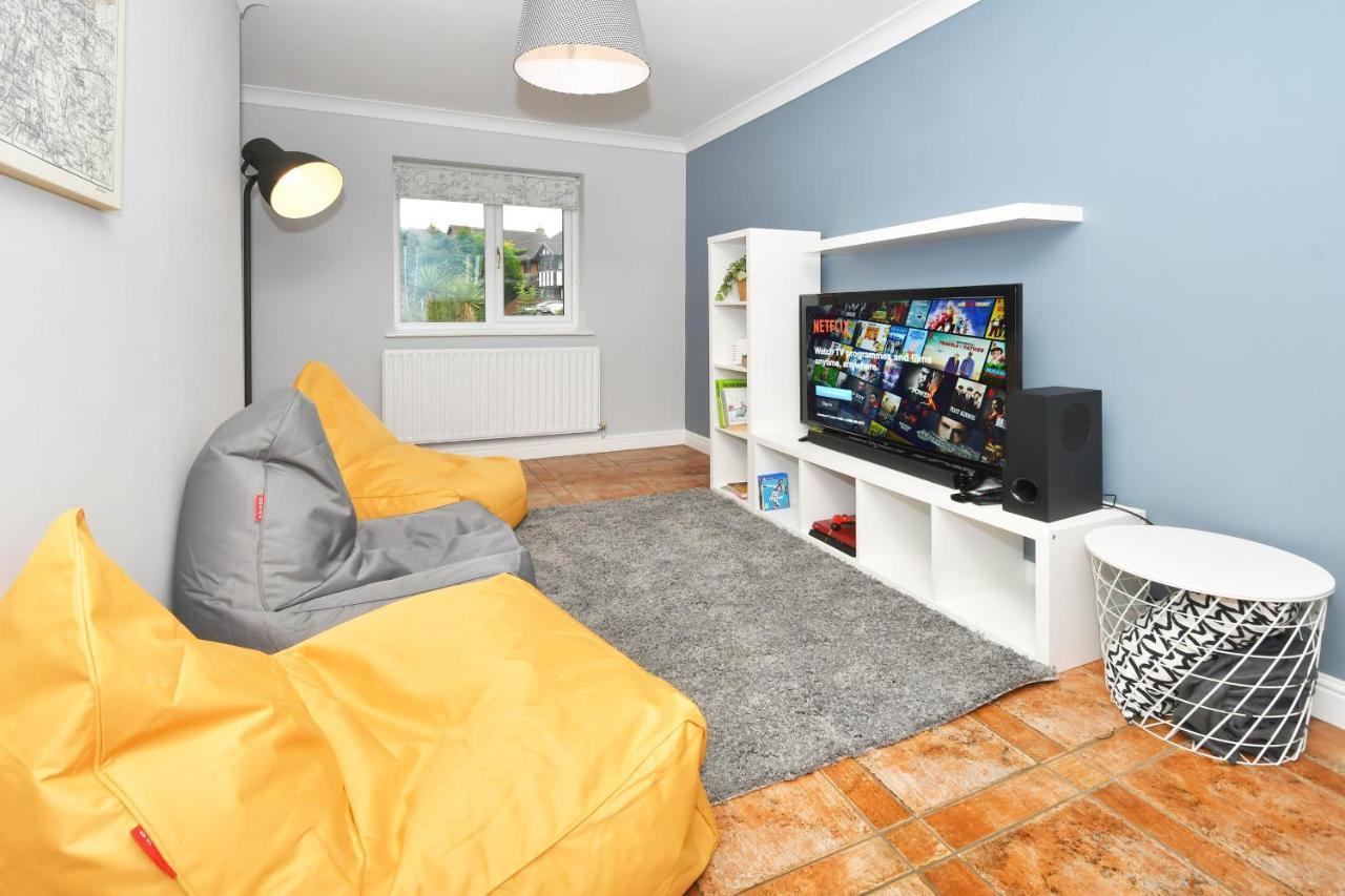 The Glade By Yourstays Huge Single Detached Holiday Home With Big Garden Newcastle-under-Lyme Eksteriør billede