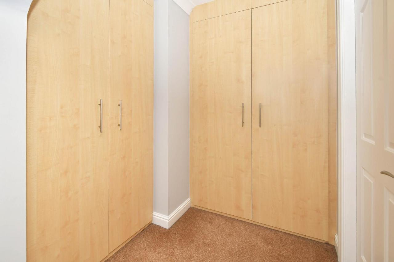 The Glade By Yourstays Huge Single Detached Holiday Home With Big Garden Newcastle-under-Lyme Eksteriør billede
