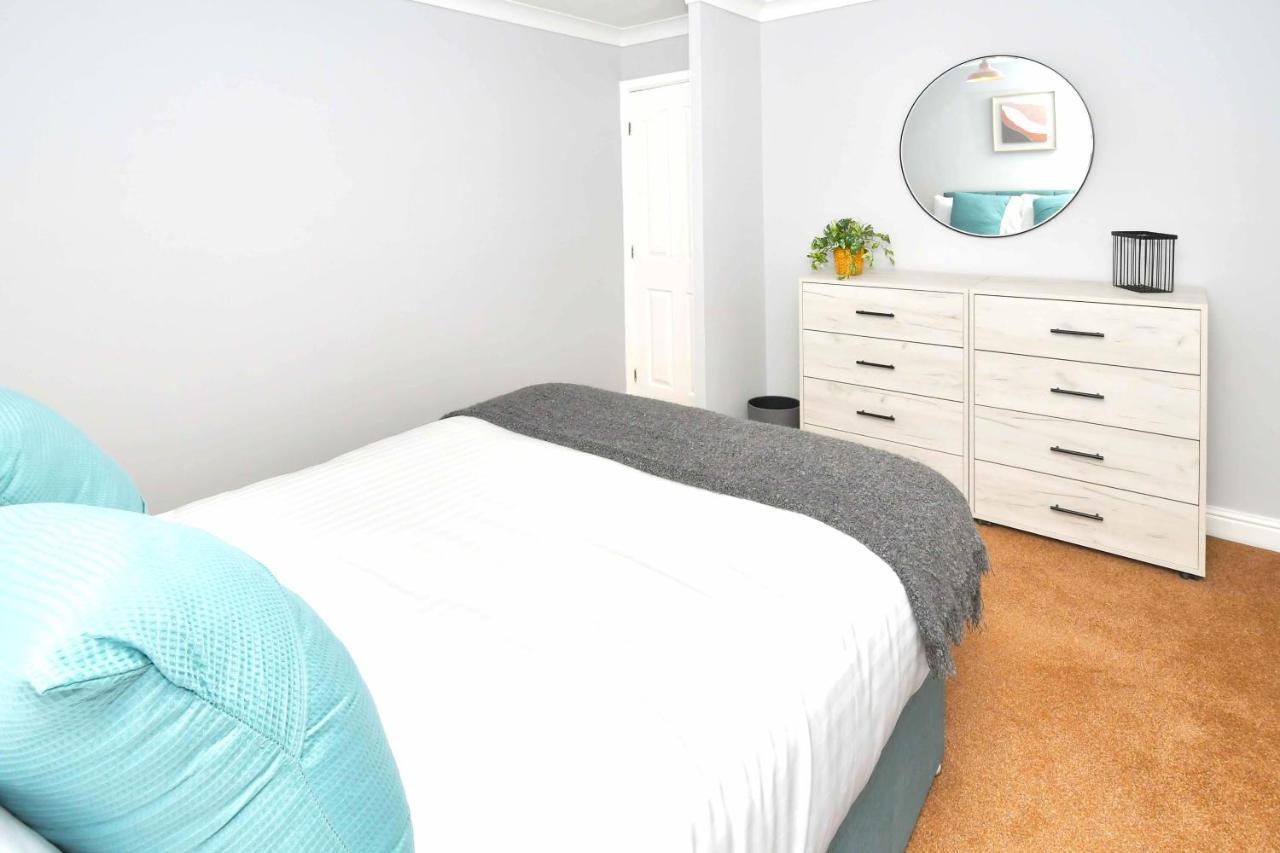 The Glade By Yourstays Huge Single Detached Holiday Home With Big Garden Newcastle-under-Lyme Eksteriør billede