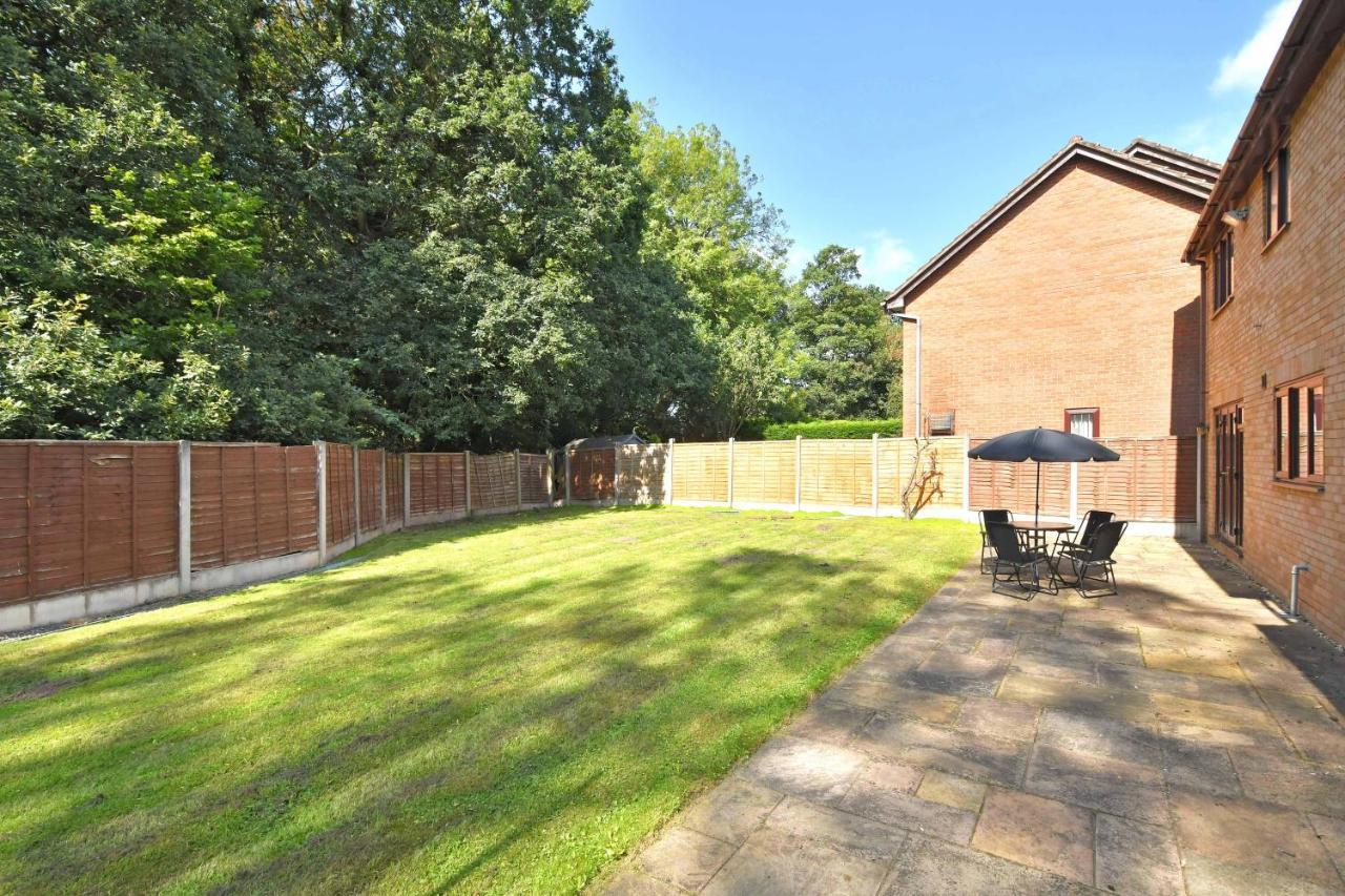 The Glade By Yourstays Huge Single Detached Holiday Home With Big Garden Newcastle-under-Lyme Eksteriør billede